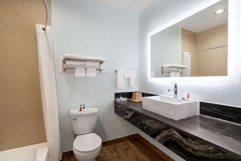 Rainfall showerhead, free toiletries, hair dryer, towels