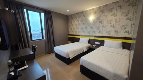 Standard Twin Room | Desk, iron/ironing board (on request), WiFi (free), bed sheets