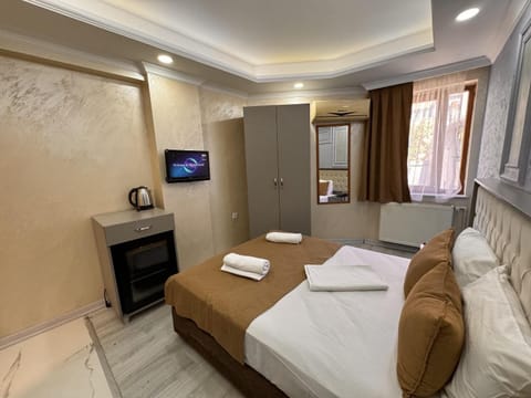 Standard Double or Twin Room | Minibar, bed sheets