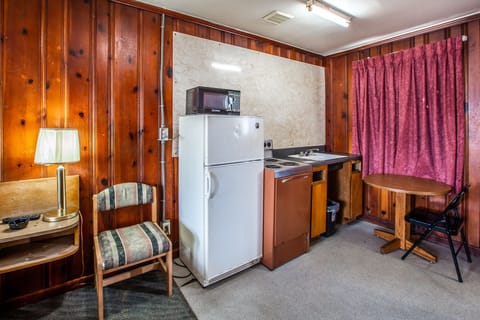 Single Room, 1 Double Bed, Smoking | Individually decorated, desk, laptop workspace, free WiFi