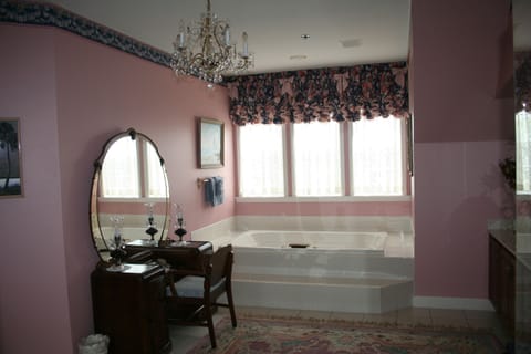 Presidential Studio Suite, 1 King Bed with Sofa bed, Jetted Tub, LakeView Not Pet Friendly(Heavenly) | Jetted tub