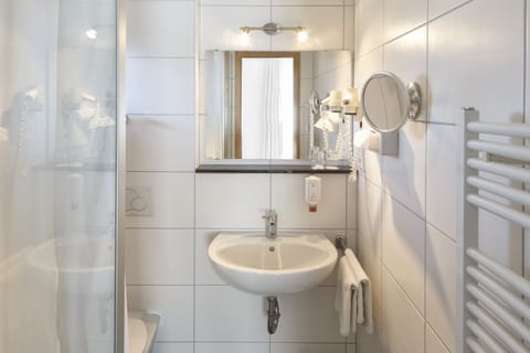 Single Room | Bathroom | Shower, hair dryer, towels