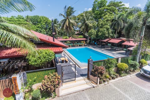 2 outdoor pools