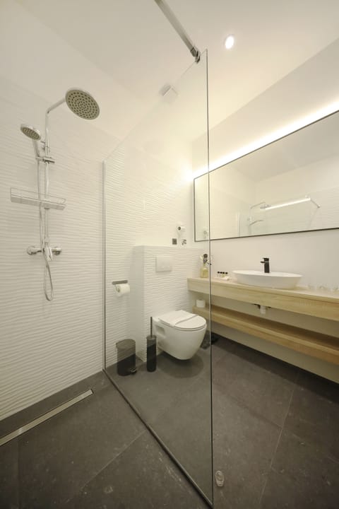 Standard Double Room | Bathroom | Shower, free toiletries, hair dryer, bathrobes