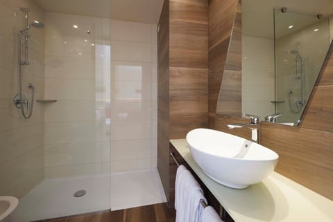 Junior Studio Suite | Bathroom | Shower, free toiletries, hair dryer, towels