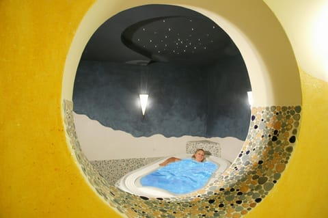 Indoor spa tub