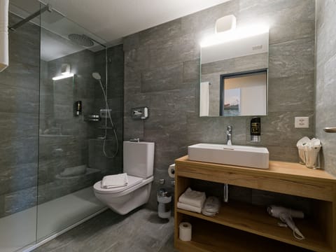 Superior Double Room | Bathroom | Hair dryer, towels