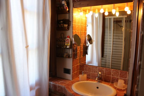 Apartment, 2 Bedrooms | Bathroom | Shower, hair dryer, bidet, towels