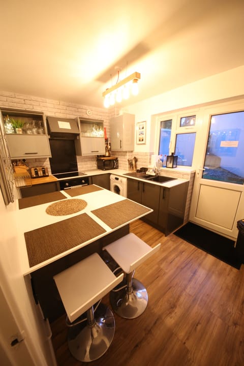 Apartment, 3 Bedrooms, Non Smoking | In-room dining
