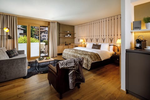 Studio (Alpenchic) | Minibar, in-room safe, desk, blackout drapes