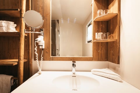 Shower, free toiletries, hair dryer, towels