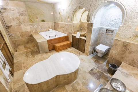 Deluxe Suite | Minibar, free WiFi, bed sheets