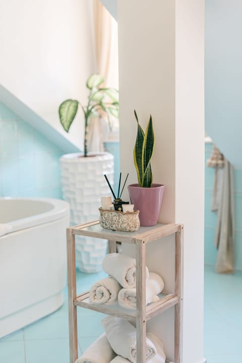 Superior Suite, Sea View (Top floor) | Bathroom | Free toiletries, hair dryer, slippers, towels