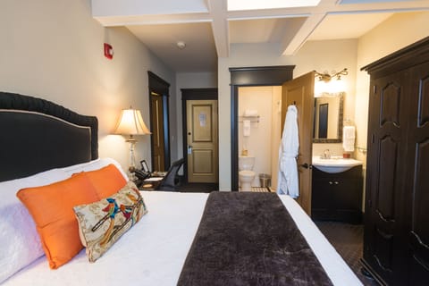 208 St. Helens | Premium bedding, blackout drapes, iron/ironing board, free WiFi
