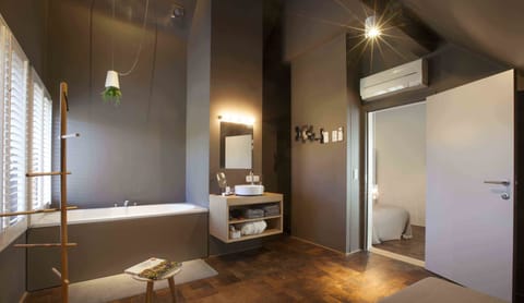 Family Suite | Bathroom | Deep soaking tub, rainfall showerhead, free toiletries, hair dryer