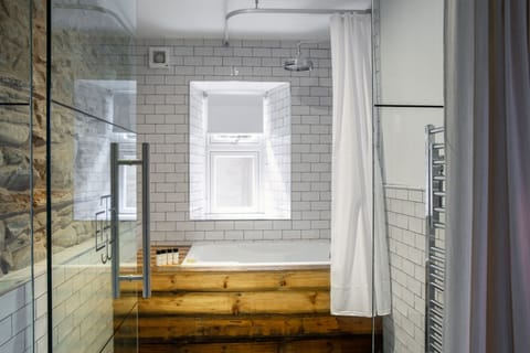 Suite | Bathroom | Deep soaking tub, free toiletries, hair dryer, towels