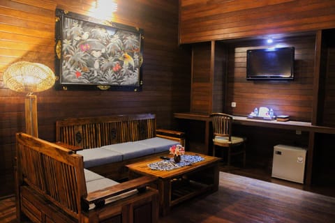 Family Suite, 1 Bedroom, Balcony, Garden View | Living area