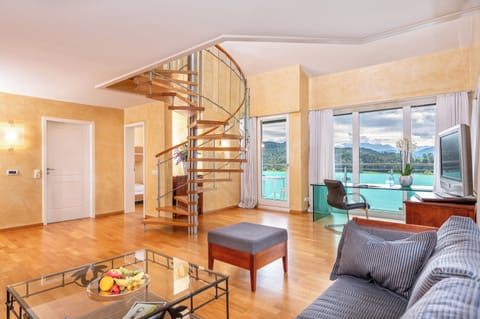 Family Duplex, 2 Bedrooms, 2 Bathrooms, Mountain View | Blackout drapes, free WiFi, bed sheets