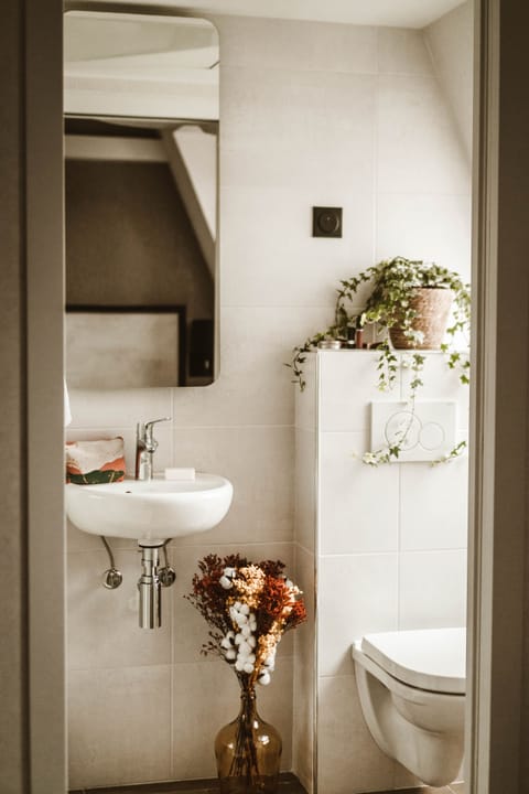 Superior Double Room | Bathroom | Shower, free toiletries, towels, soap