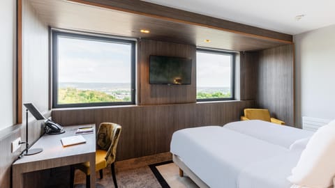 Standard Room, 2 Twin Beds, Bathtub | Premium bedding, minibar, in-room safe, desk