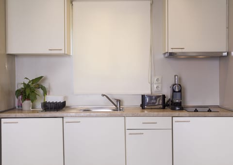 Full-size fridge, espresso maker, coffee/tea maker, electric kettle