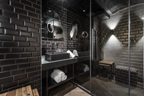 Superior Double Room | Bathroom | Hair dryer, towels