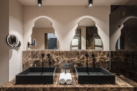 Studio Suite | Bathroom | Hair dryer, towels