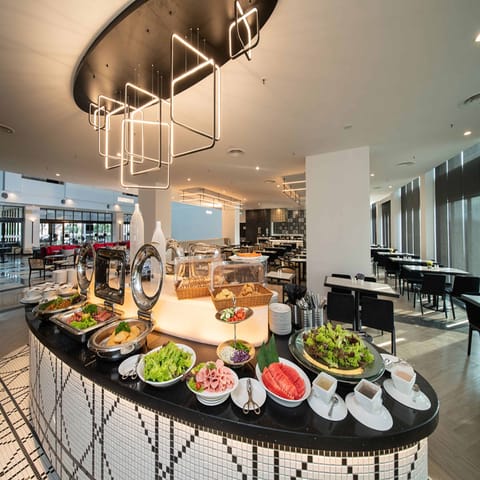 4 restaurants; breakfast, lunch, and dinner served