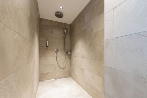 Deluxe Suite | Bathroom | Hair dryer, towels, soap, shampoo