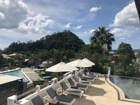 Outdoor pool, pool umbrellas, sun loungers