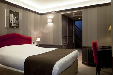 Family Room | In-room safe, desk, blackout drapes, soundproofing