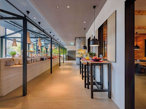 Daily buffet breakfast (CHF 29 per person)