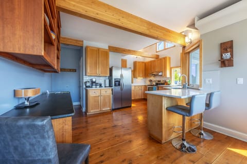 House, 3 Bedrooms | Private kitchen | Fridge, oven, coffee/tea maker, toaster