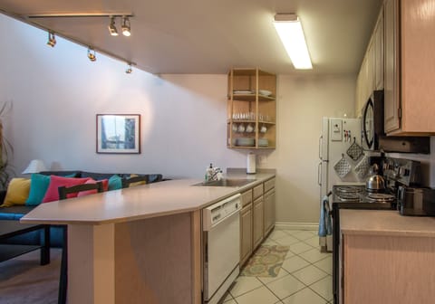 Condo, 2 Bedrooms | Private kitchen | Fridge, oven, coffee/tea maker, toaster