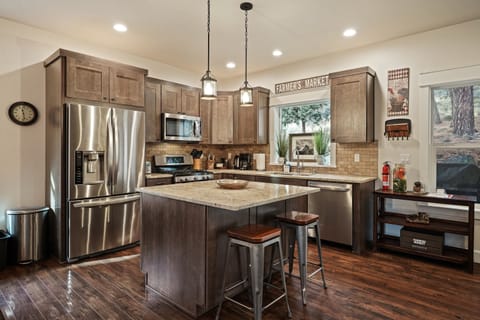 House, 5 Bedrooms | Private kitchen | Fridge, microwave, oven, stovetop