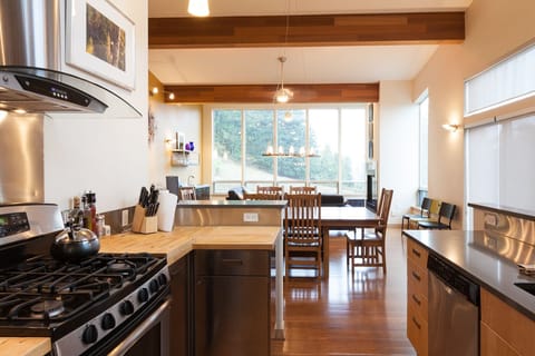 House, 4 Bedrooms | Private kitchen | Oven