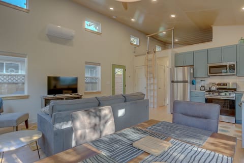 House, 1 Bedroom | Dining