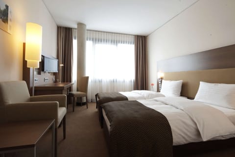 Hypo-allergenic bedding, minibar, in-room safe, desk