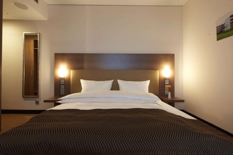 Standard Room | Hypo-allergenic bedding, minibar, in-room safe, desk