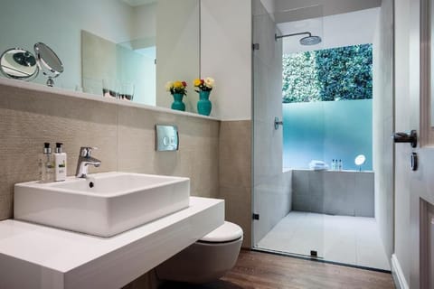 Shower, rainfall showerhead, free toiletries, hair dryer