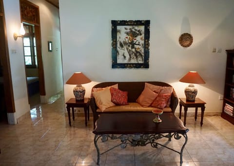 28-inch LCD TV with digital channels, Netflix, DVD player