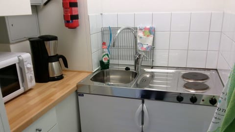 Studio, Private Bathroom | Private kitchenette | Shared fridge, microwave, stovetop