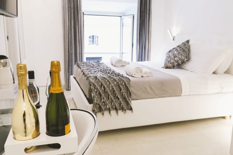 Quadrupla Standard, vista città | Desk, free WiFi, bed sheets