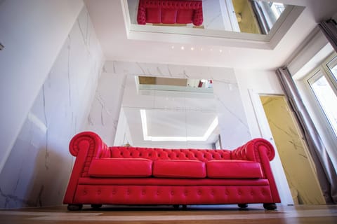 JUNIOR SUITE DESIGN CON BALCONE | Living area | Flat-screen TV, Netflix