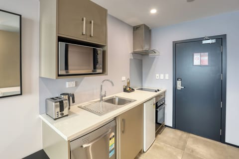 Superior King Studio | Private kitchen | Mini-fridge, microwave, oven, stovetop