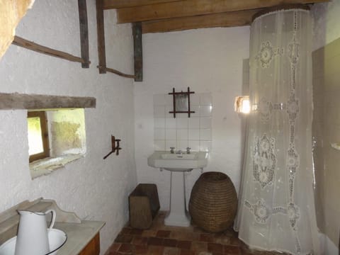 Shower, rainfall showerhead, free toiletries, towels