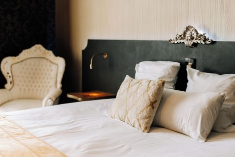 Executive Double or Twin Room | Minibar, in-room safe, desk, blackout drapes