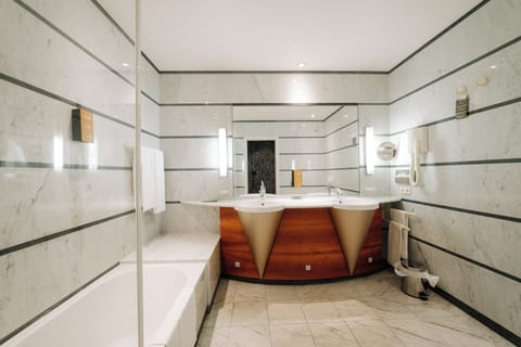 Executive Double or Twin Room | Minibar, in-room safe, desk, blackout drapes