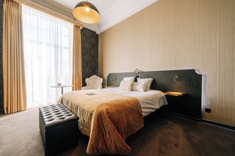 Executive Double or Twin Room | Minibar, in-room safe, desk, blackout drapes