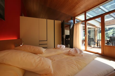 Suite | In-room safe, individually decorated, individually furnished, desk